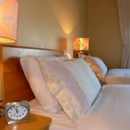 לינה וארוחת בוקר Annandale House 3*
