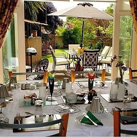 Annandale House 3*