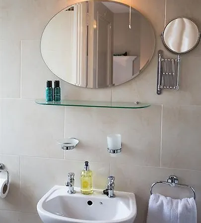Annandale House 3*